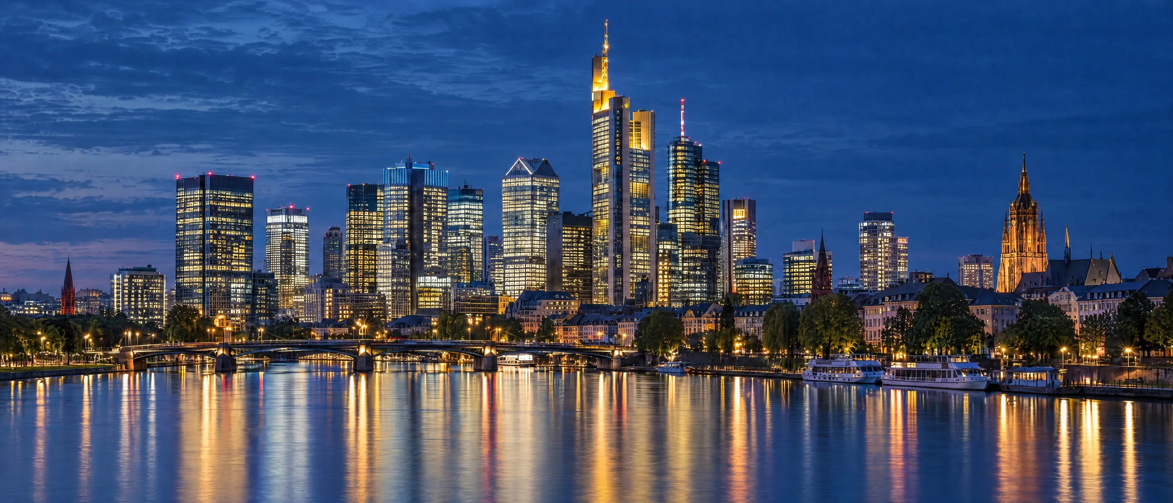 Skyline von Frankfurt am Main zur blauen Stunde mit Spiegelung im Main
