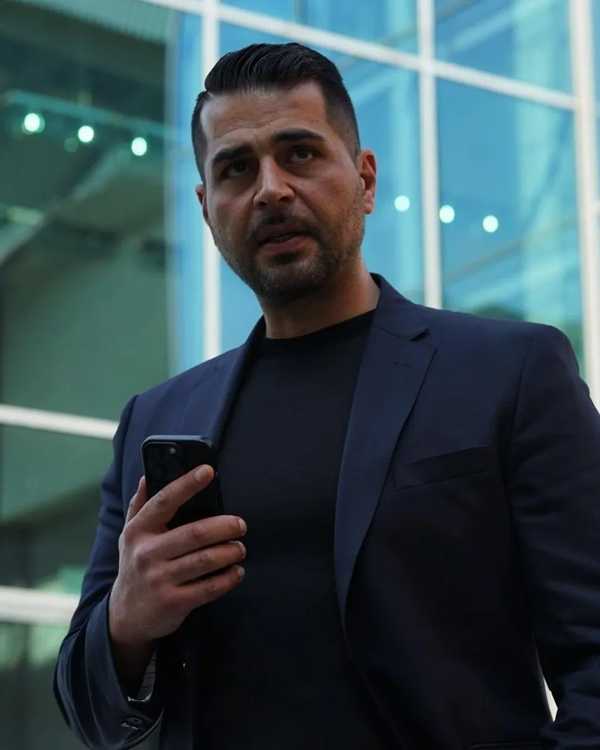 Ufuk Köroglu, Geschäftsführer der BetonGold Elite GmbH, vor dem Büro am Rosengartenplatz in Mannheim